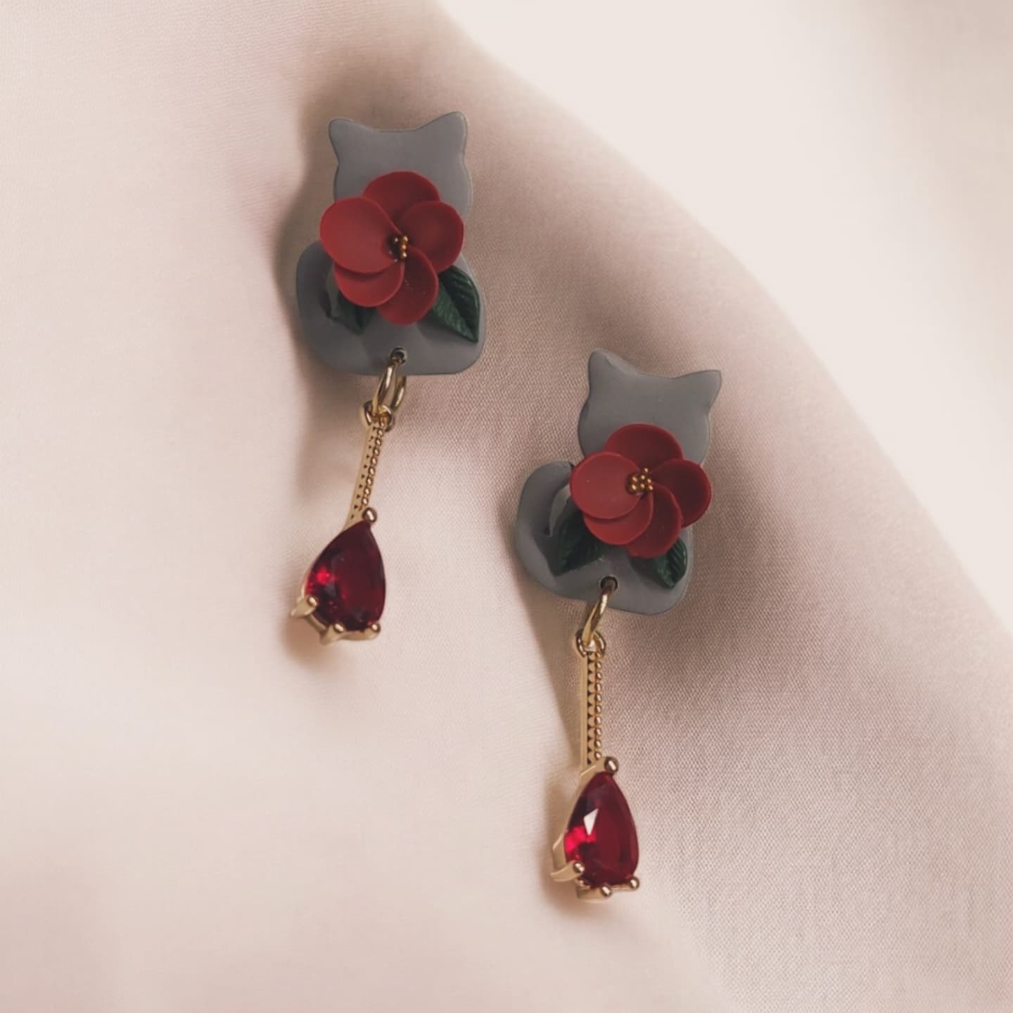 Gattini fioriti con zirconi