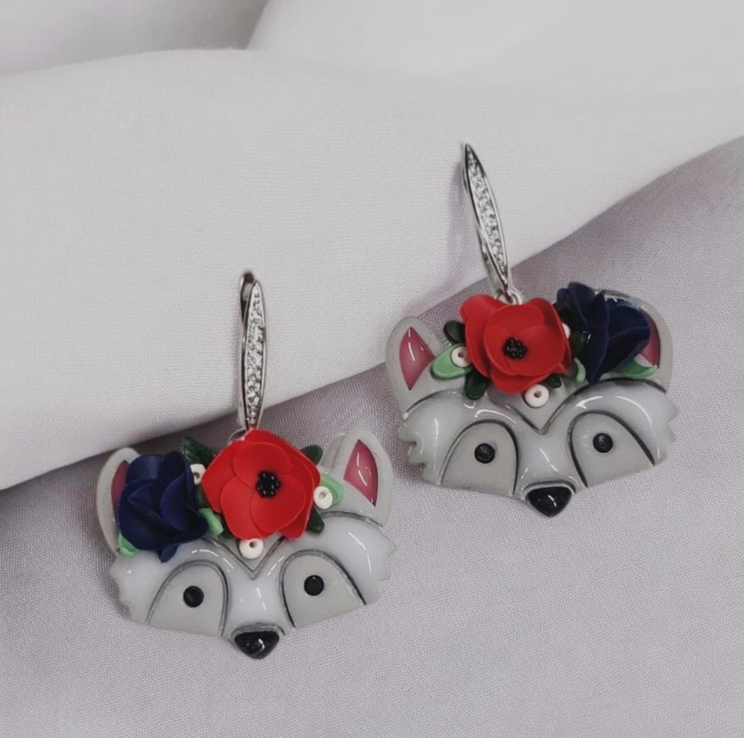 Procioni con corona di fiori