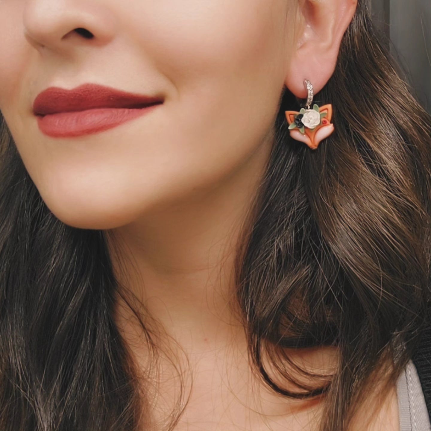 Volpine con la rosa bianca