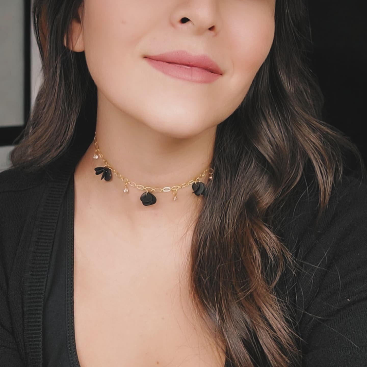 Collana girocollo con petali neri