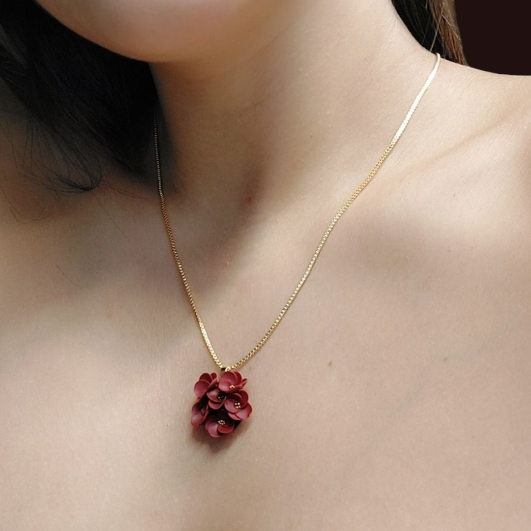 Roselline da lobo con collana floreale
